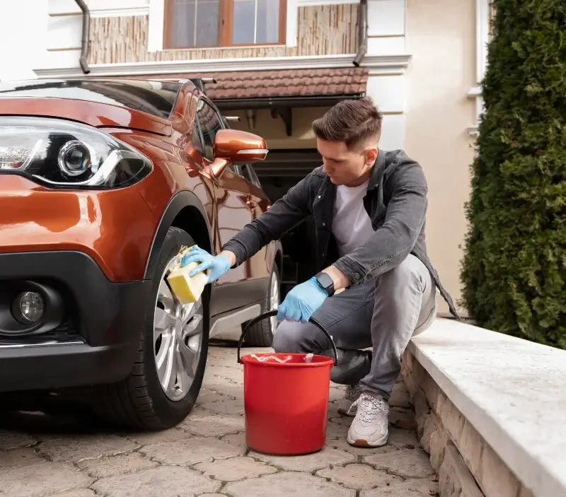 Lavage auto à domicile Val-de-Saâne : professionnel intervenant sur un véhicule